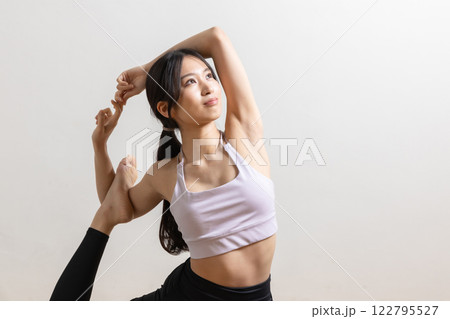 ヨガ　フィットネスイメージ　スポーツウェアの女性 122795527