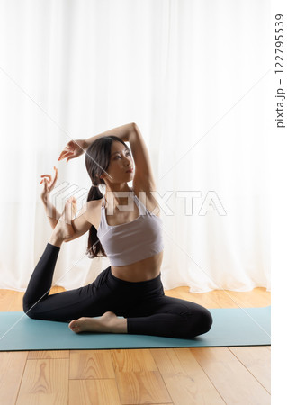 ヨガ　フィットネスイメージ　スポーツウェアの女性 122795539