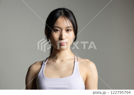 スポーツウェアの美しい女性 122795704