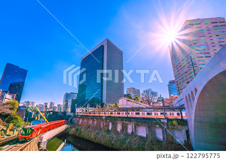 日本の東京都市景観初のCBTC…丸ノ内線車両2000系や御茶ノ水駅、聖橋などを望む。新時代に希望の光 日本の東京都市景観初のCBTC…丸ノ内線車両2000系や御茶ノ水駅、聖橋などを望む。新時代に希望の光 122795775