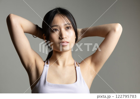 髪を結わく美しいスポーツウェアの女性 髪を結わく美しいスポーツウェアの女性 122795783