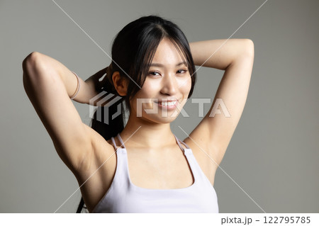 髪を結わく美しいスポーツウェアの女性 髪を結わく美しいスポーツウェアの女性 122795785