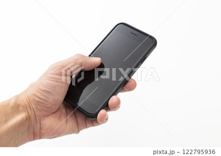 スマホを持つ男性の手 スマホを持つ男性の手 122795936
