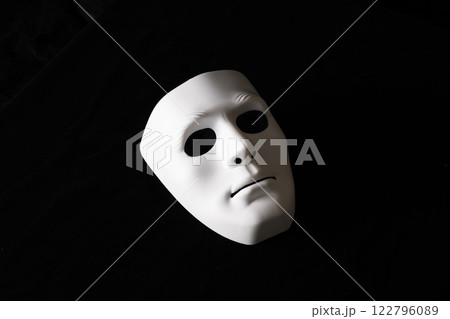 闇バイトなどをイメージするお面の黒バックの物撮り 122796089
