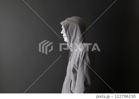 闇バイトなどの犯罪をイメージする仮面をした人物 122796230
