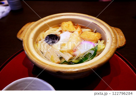美味しそうな鍋焼きうどん 122796284