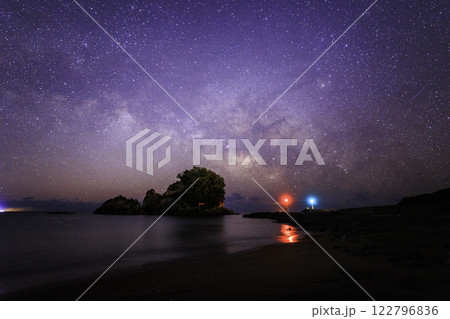《徳島県 大浜海岸》 大浜海岸と立島神社の鳥居と夜明けの天の川 《徳島県 大浜海岸》 大浜海岸と立島神社の鳥居と夜明けの天の川 122796836