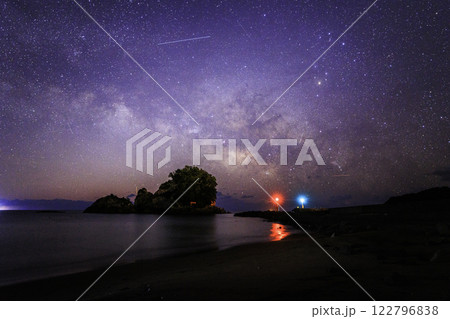 《徳島県 大浜海岸》 大浜海岸と立島神社の鳥居と星空 122796838