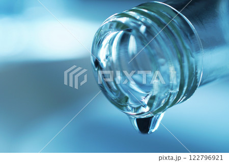 硝子のボトルからこぼれる水滴 硝子のボトルからこぼれる水滴 122796921