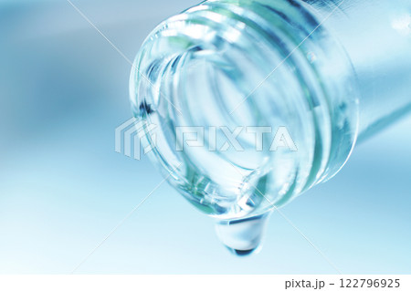 硝子のボトルからこぼれる水滴 硝子のボトルからこぼれる水滴 122796925