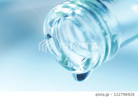 硝子のボトルからこぼれる水滴 硝子のボトルからこぼれる水滴 122796926