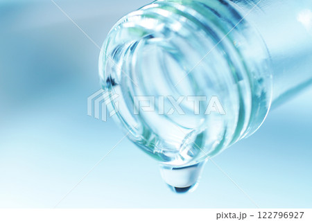 硝子のボトルからこぼれる水滴 122796927