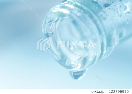 硝子のボトルからこぼれる水滴 122796930