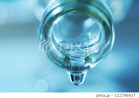 硝子のボトルからこぼれる水滴 122796937