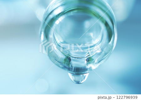 硝子のボトルからこぼれる水滴 硝子のボトルからこぼれる水滴 122796939