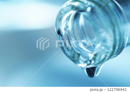 硝子のボトルからこぼれる水滴 硝子のボトルからこぼれる水滴 122796942