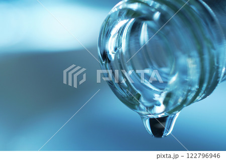 硝子のボトルからこぼれる水滴 122796946