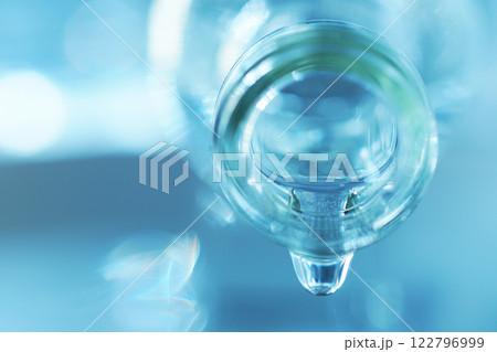 硝子のボトルからこぼれる水滴 硝子のボトルからこぼれる水滴 122796999