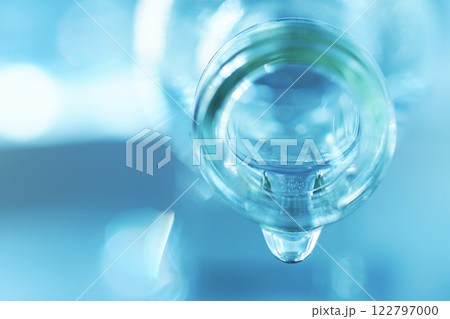 硝子のボトルからこぼれる水滴 硝子のボトルからこぼれる水滴 122797000