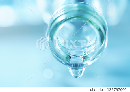 硝子のボトルからこぼれる水滴 硝子のボトルからこぼれる水滴 122797002