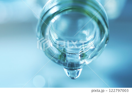 硝子のボトルからこぼれる水滴 硝子のボトルからこぼれる水滴 122797003