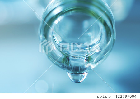 硝子のボトルからこぼれる水滴 硝子のボトルからこぼれる水滴 122797004