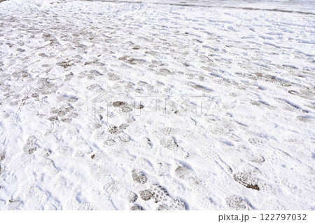 雪の日の多数の足跡 雪の日の多数の足跡 122797032