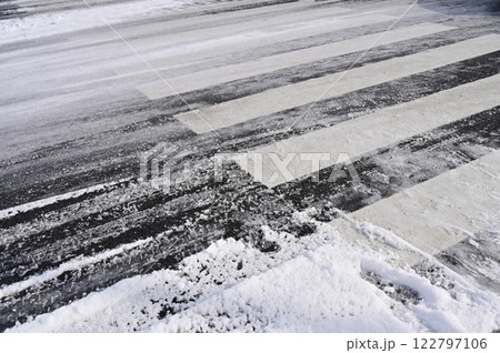 凍結した雪の道と横断歩道 凍結した雪の道と横断歩道 122797106