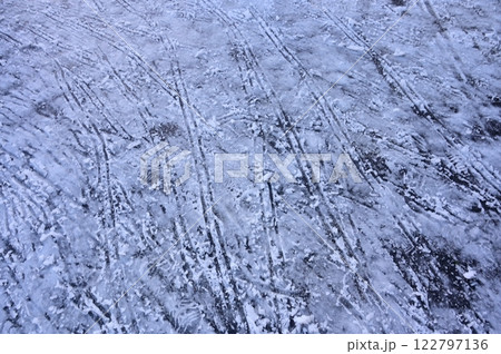 凍結した雪の道と自転車が通った痕跡 122797136