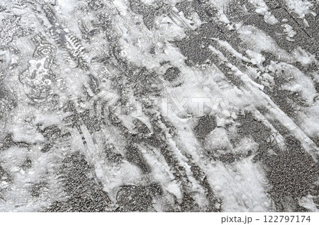 シャーベット状になった残雪の道路 シャーベット状になった残雪の道路 122797174