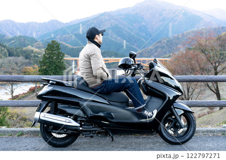 バイクに乗る男性 バイクに乗る男性 122797271