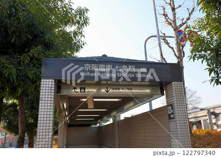 京都　京阪電車　七条駅 122797340