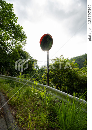 カーブミラーとカーブした道 カーブミラーとカーブした道 122797569
