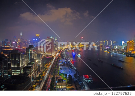 Night view of Shanghai skyline over Huangpu River with colorful reflections 122797623
