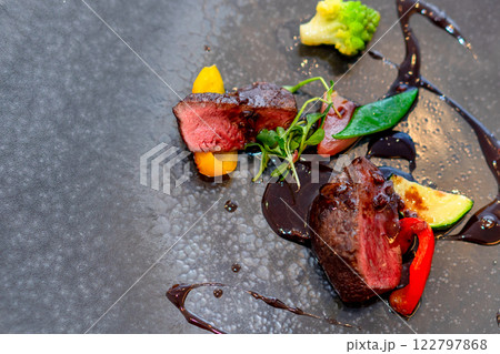 フランス料理　肉料理　鹿肉　美しい　芸術的 122797868
