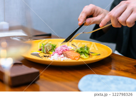 テーブルマナー 魚料理 122798326