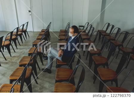 会場での一コマ 122798370