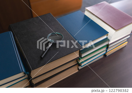 ルーペと分厚い書物 122798382