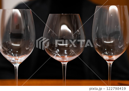 白ワイン　赤ワイン　飲み比べ 122798419