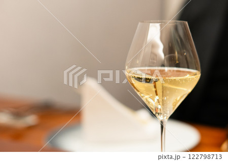 スパークリングワイン　高級レストラン　上品 122798713