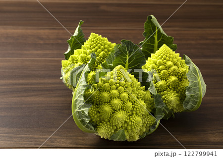 板に並べたロマネスコ 122799941