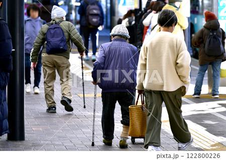 日本の横浜都市景観 高齢化社会…杖の高齢者ら＝10日、横浜市内（あざみ野駅前で） 122800226