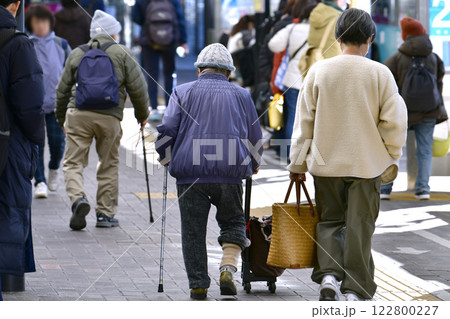日本の横浜都市景観 高齢化社会…杖の高齢者ら＝10日、横浜市内（あざみ野駅前で） 122800227