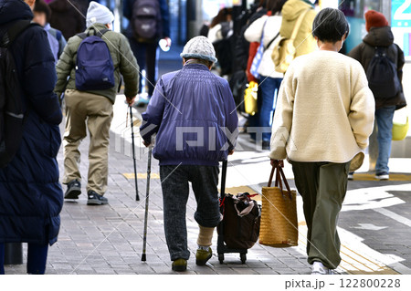 日本の横浜都市景観 高齢化社会…杖の高齢者ら＝10日、横浜市内（あざみ野駅前で） 122800228