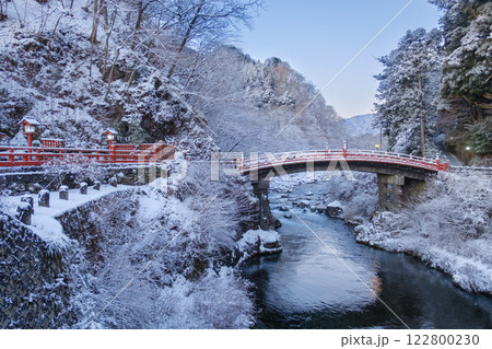 栃木日光_大谷川にかかる神橋の雪景色 122800230