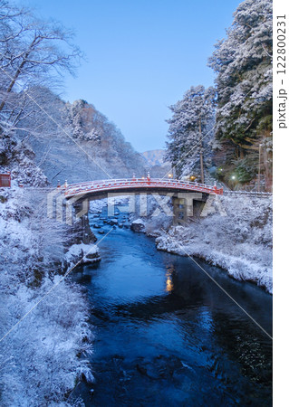 栃木日光_大谷川にかかる神橋の雪景色 122800231