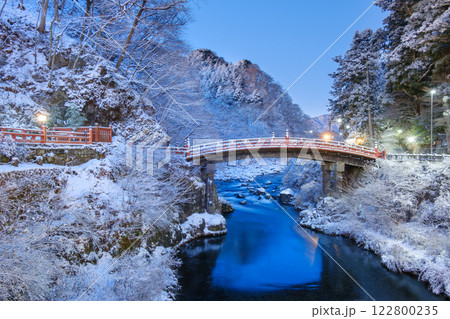 栃木日光_大谷川にかかる神橋の雪景色 栃木日光_大谷川にかかる神橋の雪景色 122800235