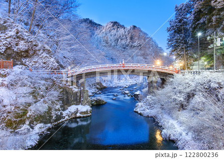 栃木日光_大谷川にかかる神橋の雪景色 栃木日光_大谷川にかかる神橋の雪景色 122800236