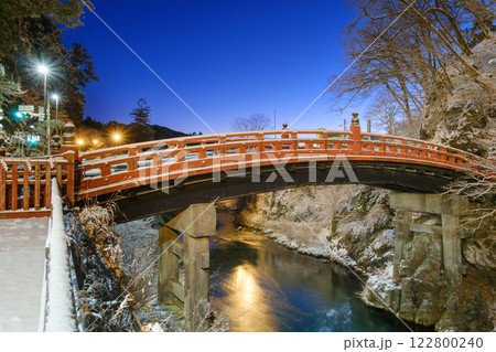 栃木日光_大谷川にかかる神橋の雪景色 栃木日光_大谷川にかかる神橋の雪景色 122800240