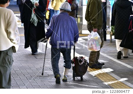 日本の横浜都市景観 高齢化社会…杖の高齢者＝10日、横浜市内（あざみ野駅前で） 122800477